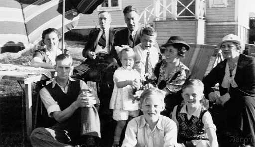 1936 Gruppbild sjöberg-Viktorin.jpg - Familjen har fått besök av familjen Wictorin, John o Lisa med barnen Lars och Anita. Från höger i förgrunden sitter Per-Ulf, Uno, Bo-Erik samt mor Hildur o Knut.